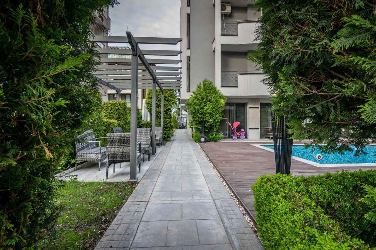 Cozy One-Bedroom Apartment In Night Breeze Бургас Екстериор снимка