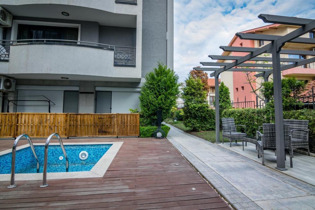 Cozy One-Bedroom Apartment In Night Breeze Бургас Екстериор снимка